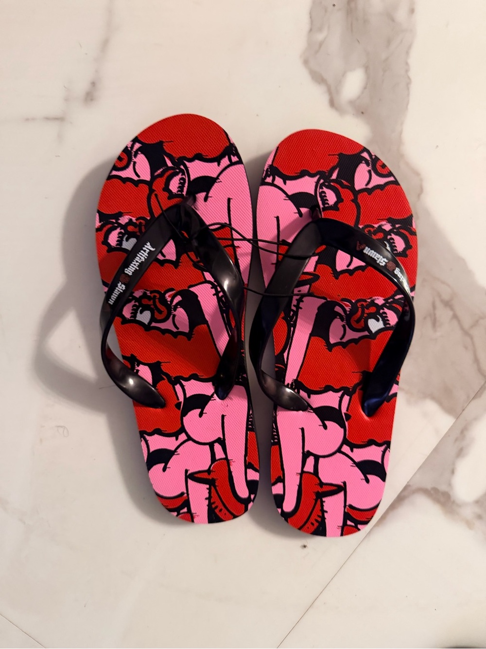 Artifacting Slawn Pink & red graphic print flip flops